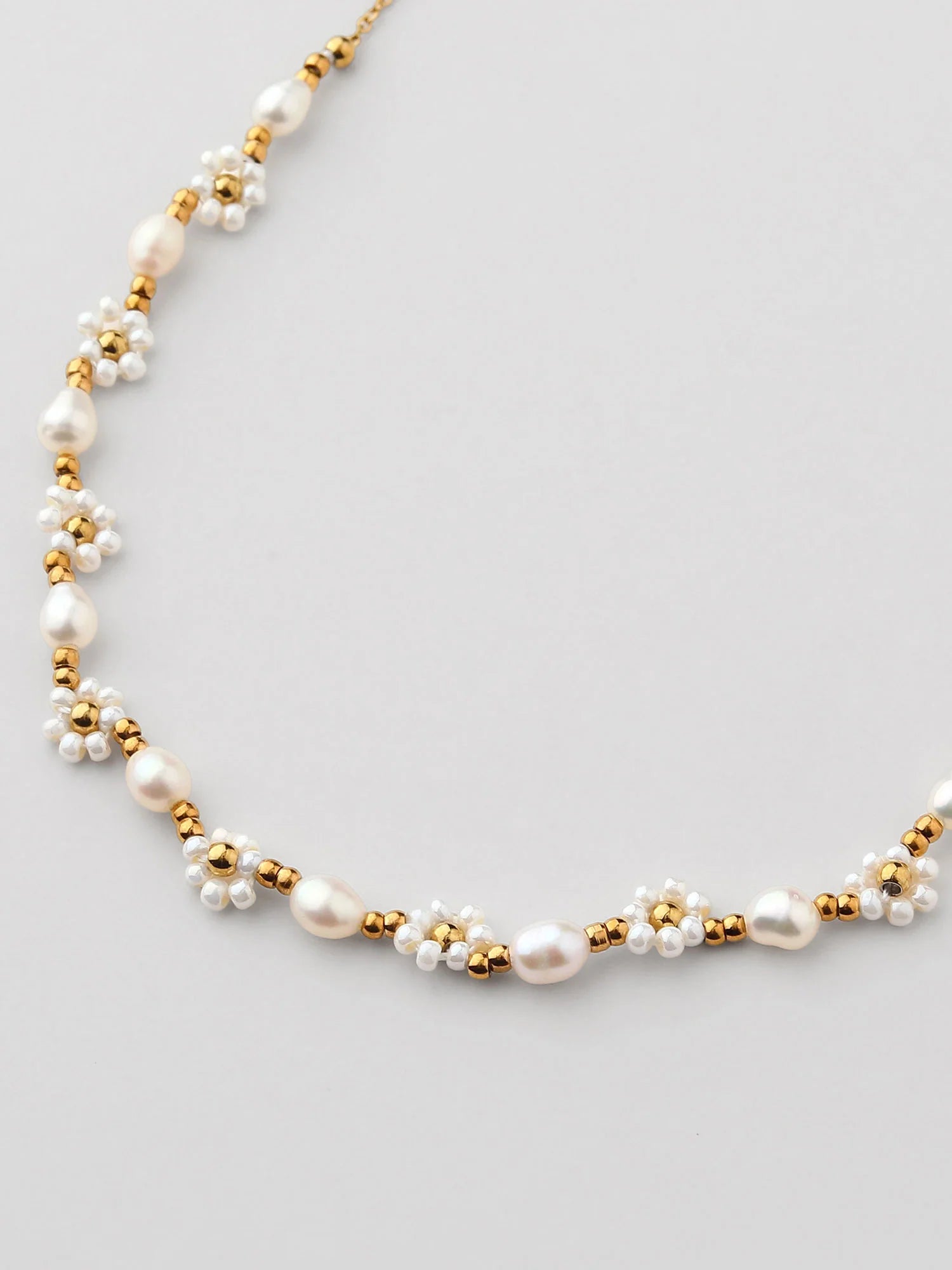 NASZYJNIK STOKROTKI Z PEREŁKAMI